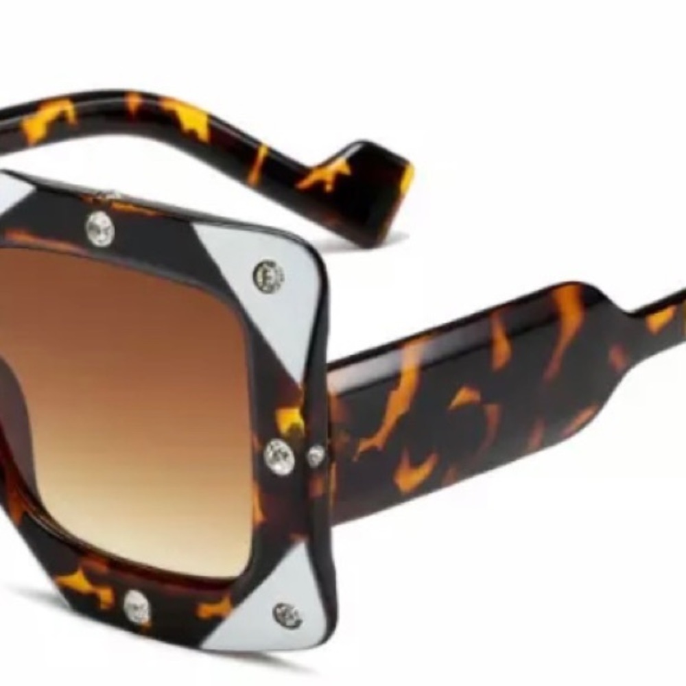 🕶TRENDY AND UNIQUE CRYSTAL EMBELLISHED SUNNIES IN BROWN AND WHITE-NEW - Picture 7 of 9
